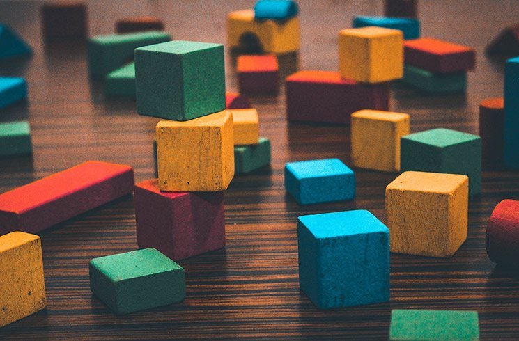 Un jeu de cubes de construction multicolores pour un jeu éducatif.