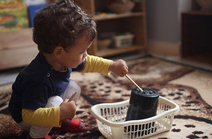 Un enfant joue en toute autonomie pour apprendre de nouvelles habilités.