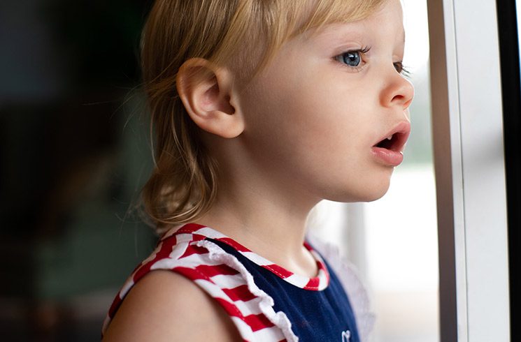 Une petite fille observe avec fascination et étonnement