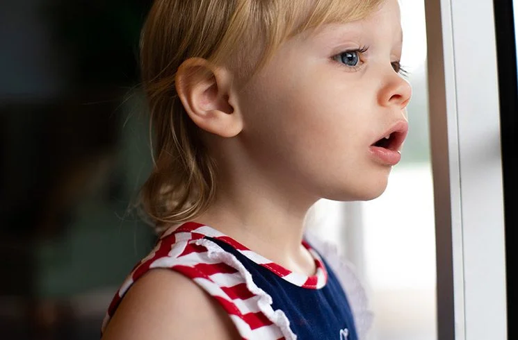 Une petite fille observe avec fascination et étonnement