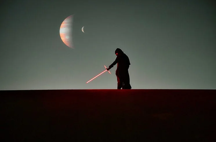 Un jedi de Star Wars, sabre laser à la main.