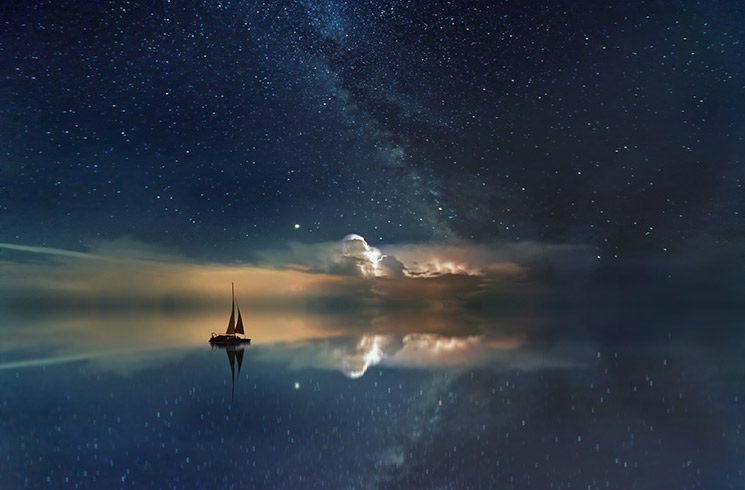 Un petit voilier s'envole dans le ciel étoilé