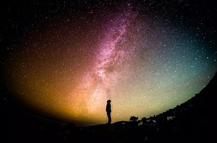 Un homme tourné vers les étoiles.